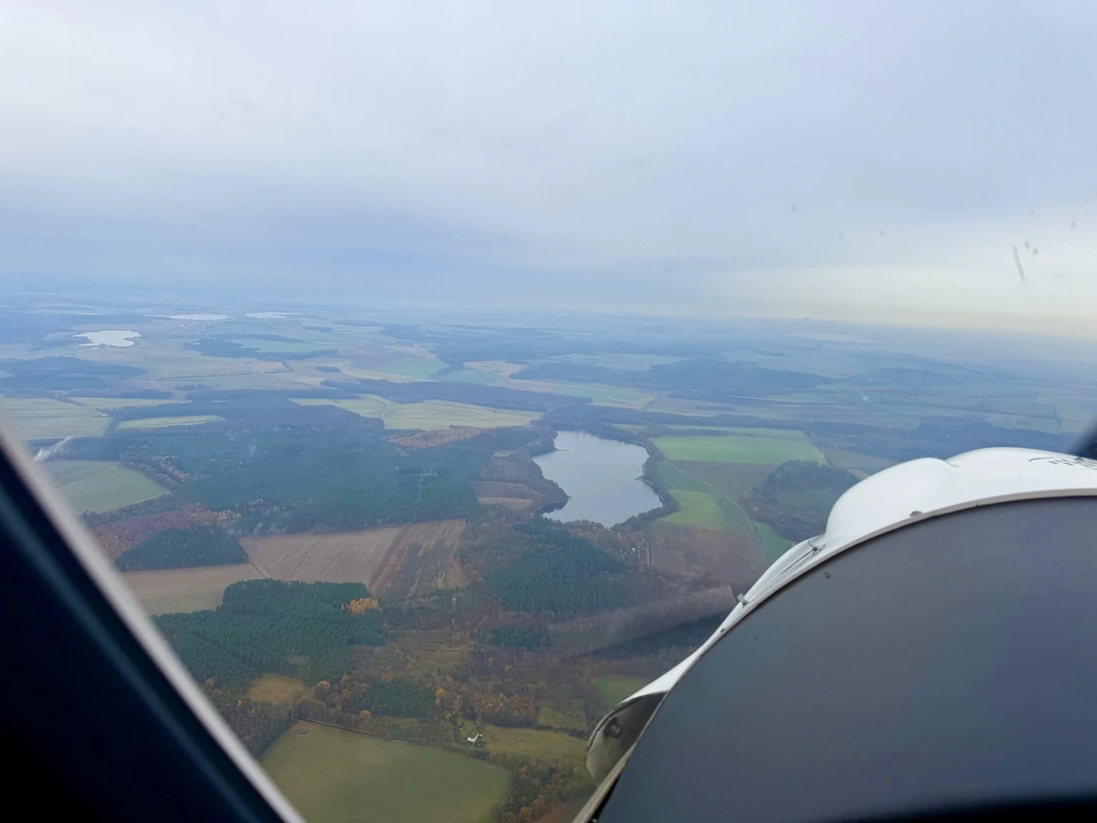 Blick aus dem AIRMAN-Ultraleichtflugzeug über die Landschaft Brandenburgs