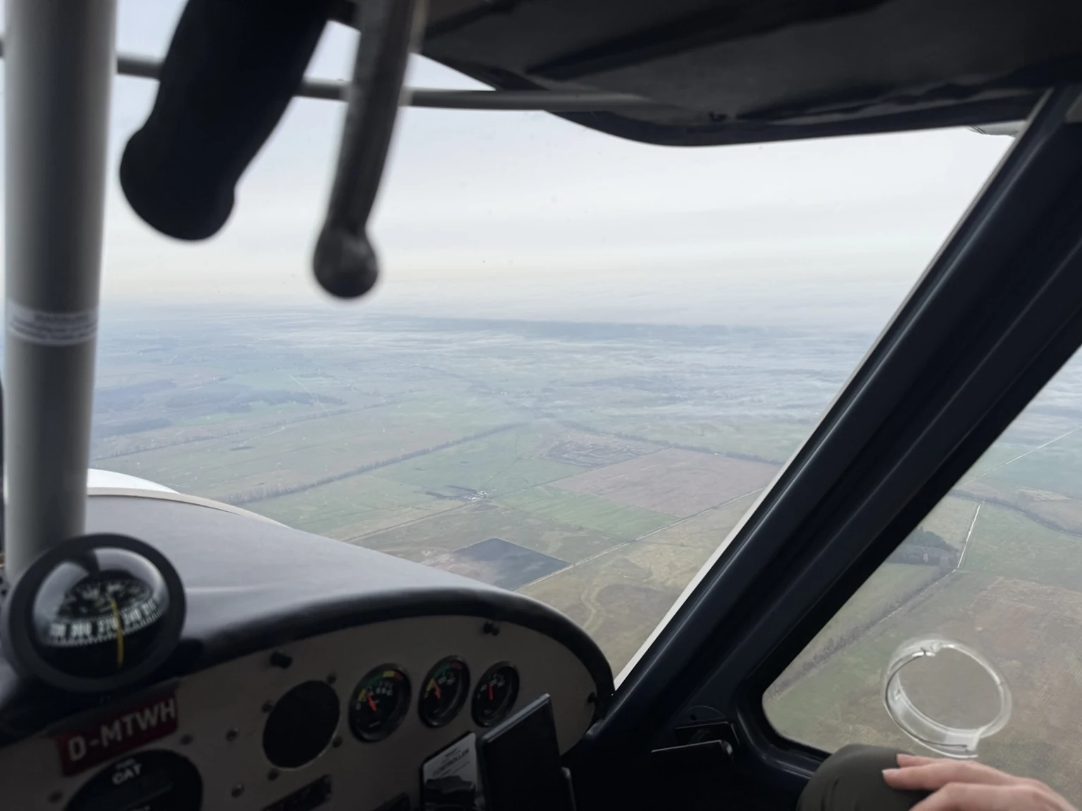 Cockpitblick aus der D-MTWH über Brandenburg