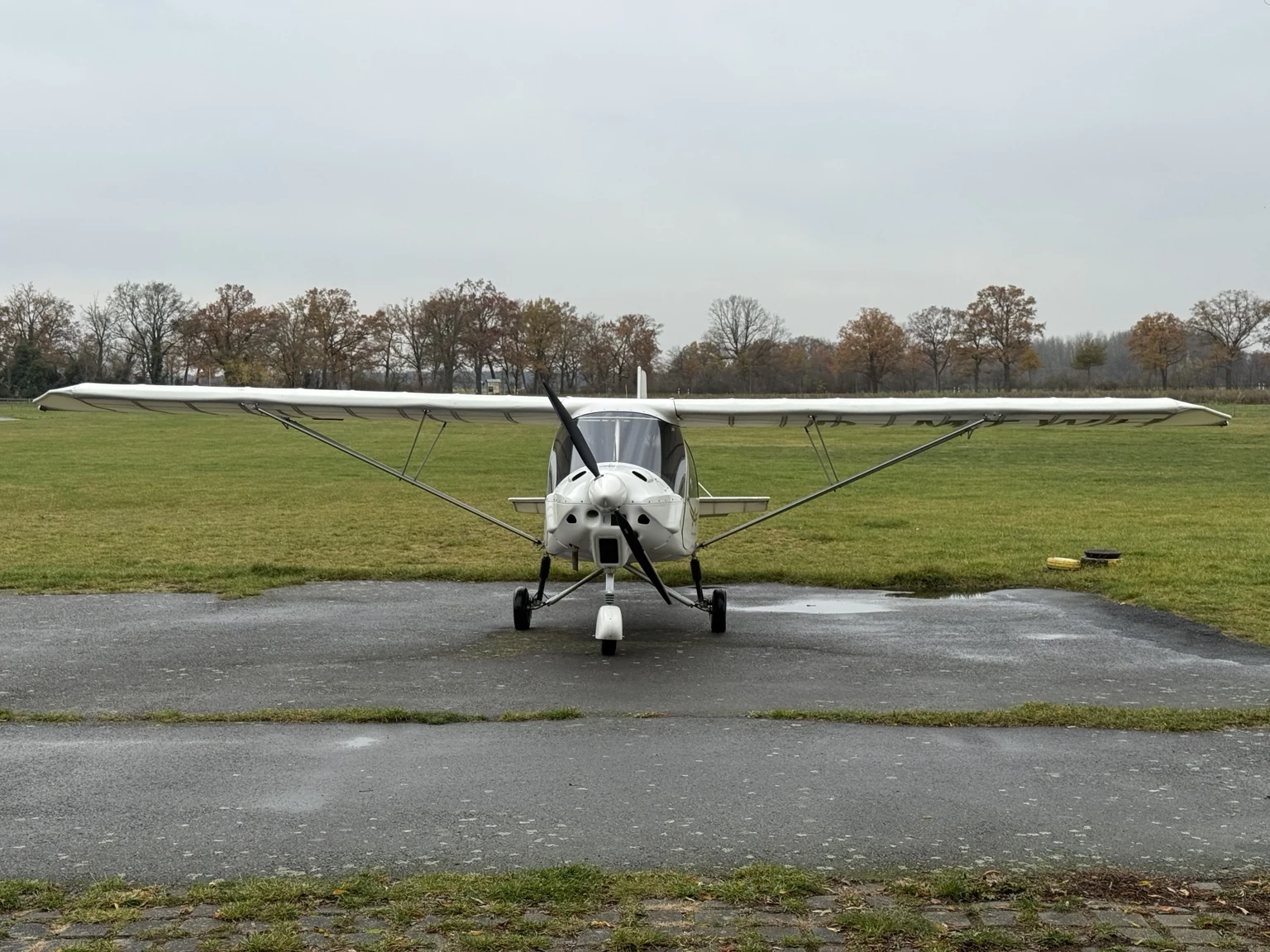 AIRMAN Ultraleichtflugzeug D-MTWH frontal auf dem Flugplatz Bienenfarm