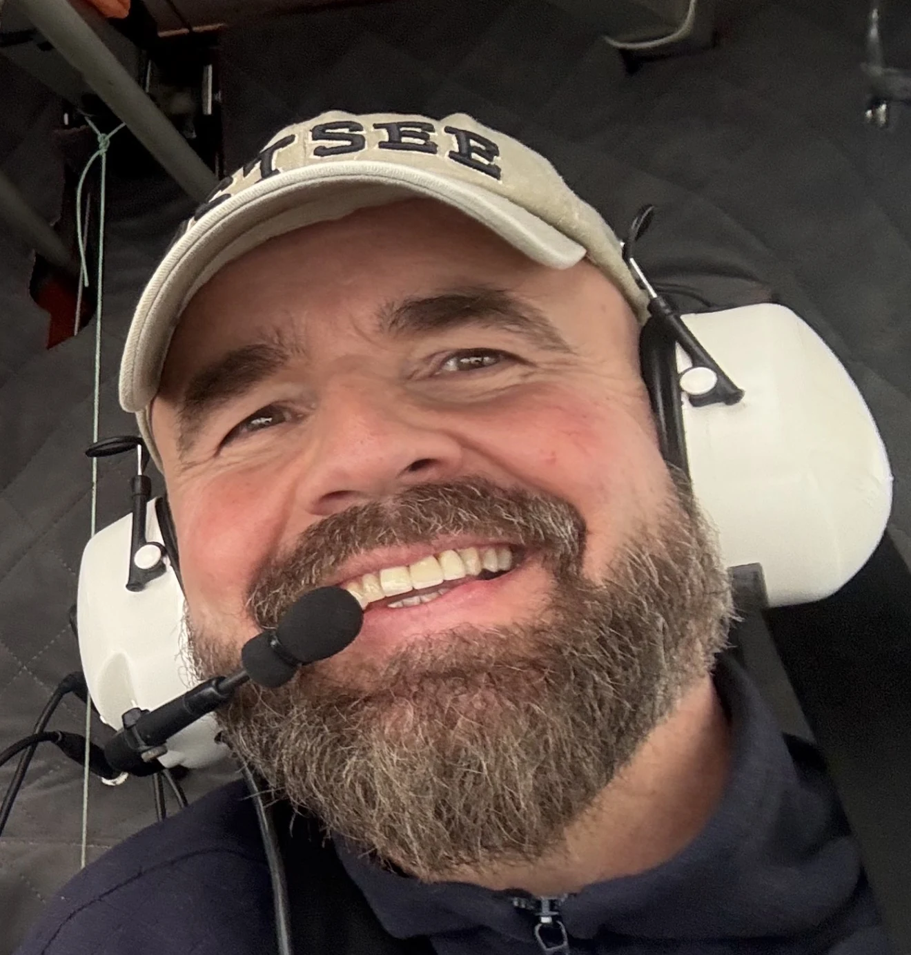 Frank allein mit Headset und Mikrofon im Cockpit