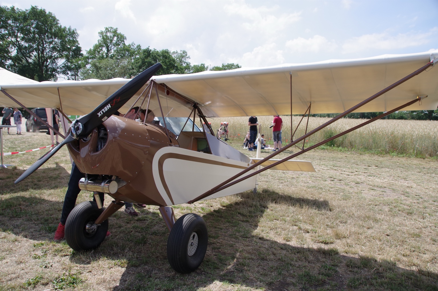 Weller Flugzeugbau ULI V3 Rebell in Braun-Creme auf dem Flugplatz Bienenfarm