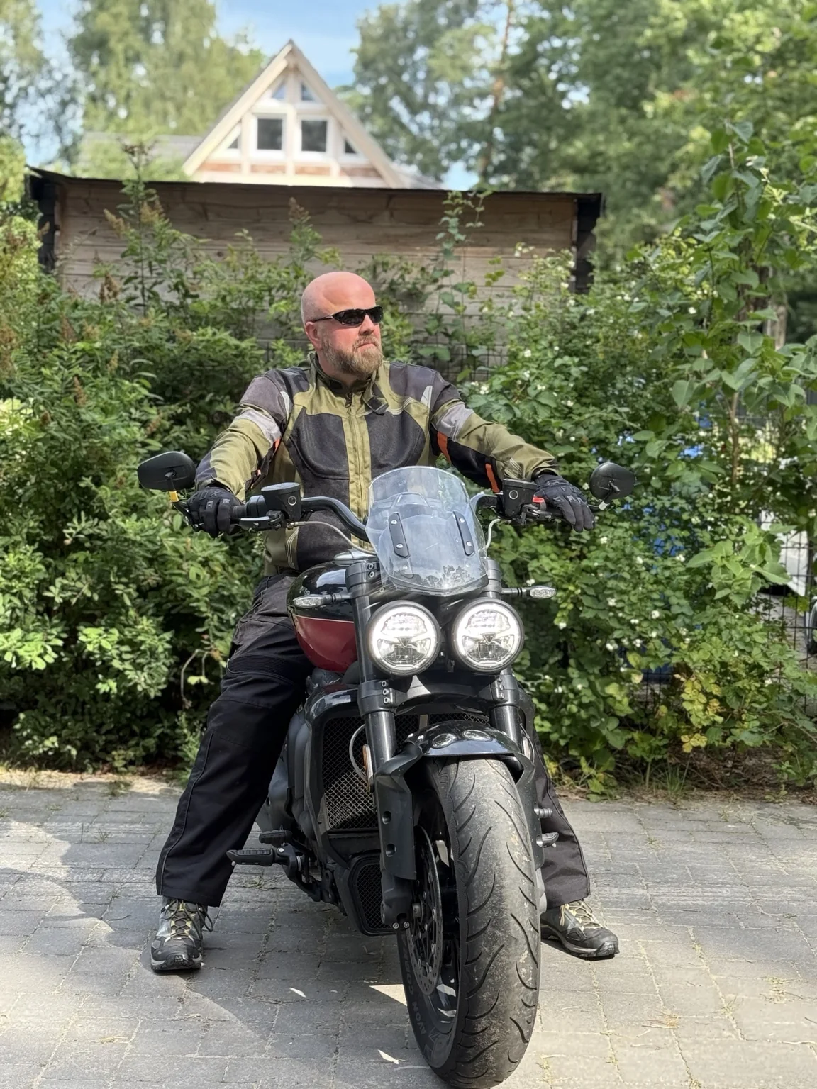 Frank auf seinem Motorrad in Motorradkleidung