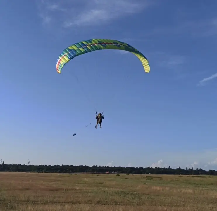Frank beim Windenstart mit dem Gleitschirm am Flugplatz Altes Lager