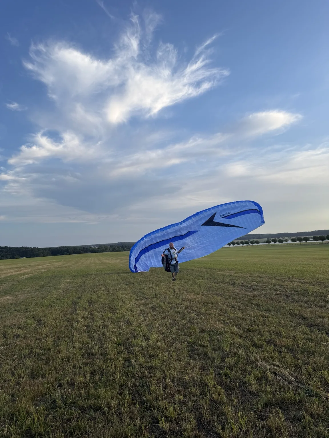 Frank beim Groundhandling mit seinem blauen Gleitschirm bei Neppermin auf Usedom