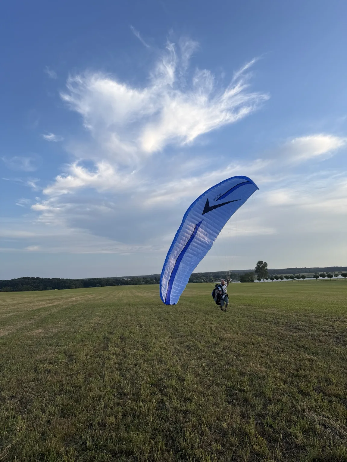 Frank beim Groundhandling unter seinem blauen Gleitschirm bei Neppermin auf Usedom