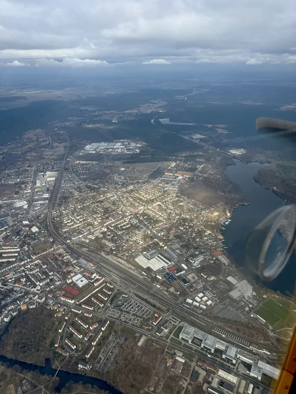 Stadt, Bahnlinien und Gewässer aus dem Flugzeug gesehen
