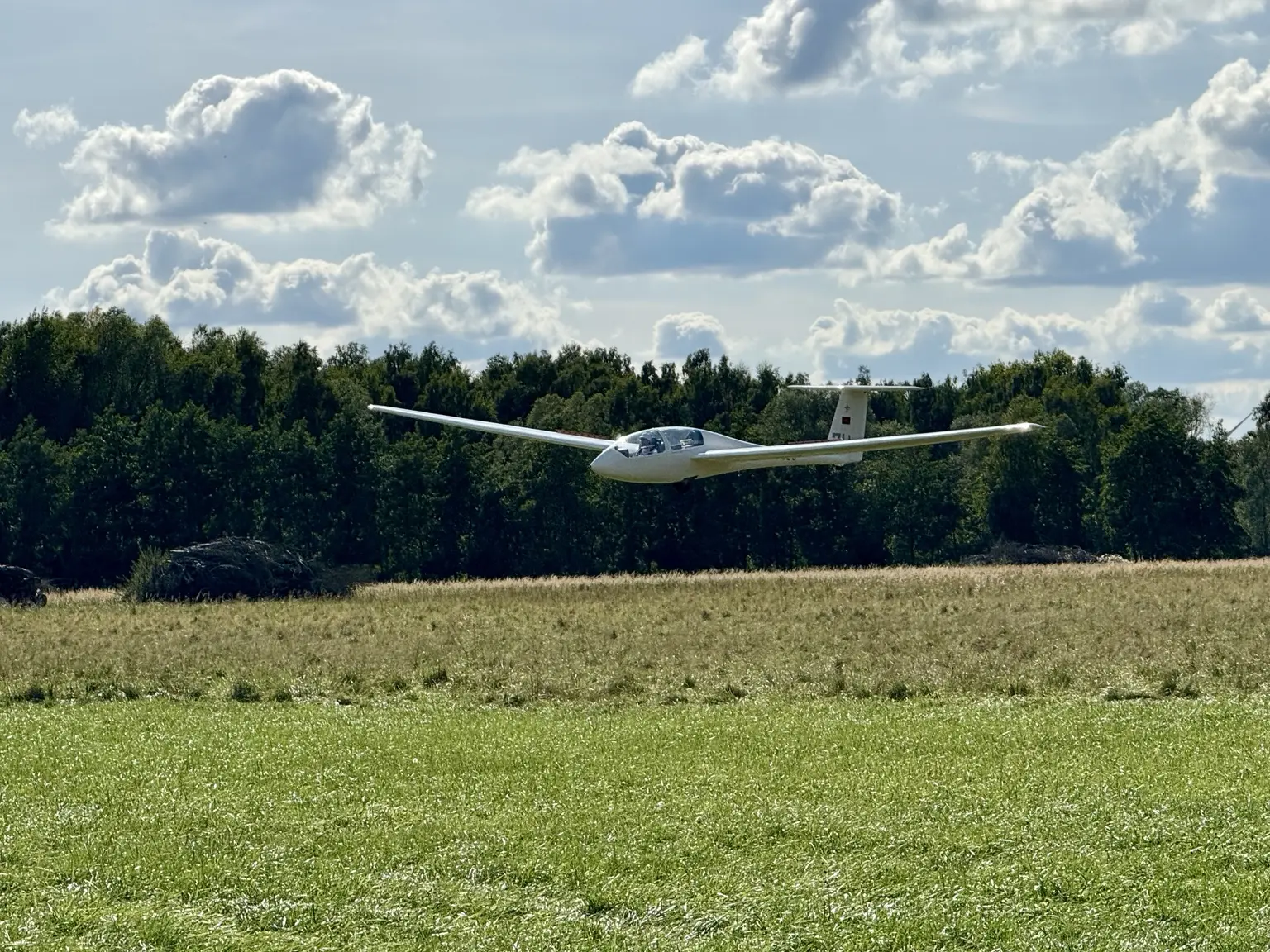 Segelflugzeug im tiefen Landeanflug über dem Flugfeld in Neuruppin